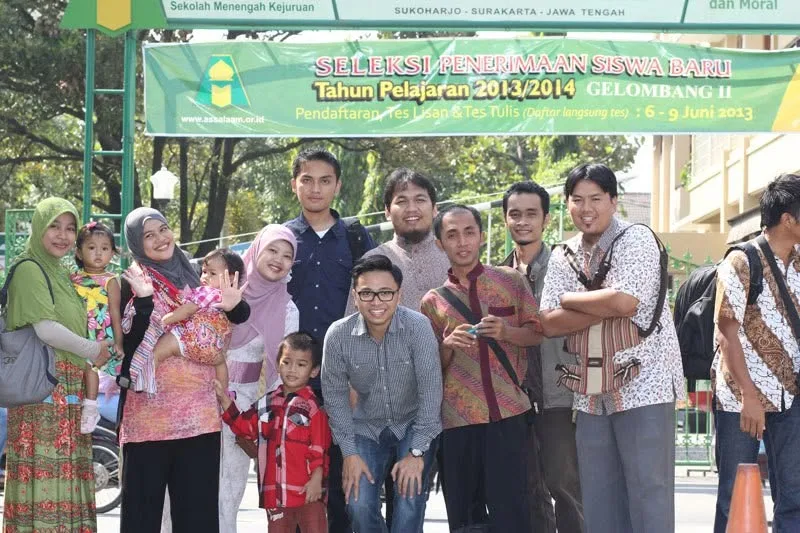 Anggota AA03 Foundation dan keluarga di gerbang PPMI Assalaam, Sukoharjo